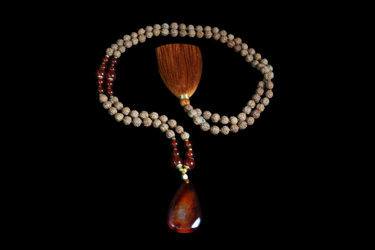 Rudraksha et cornaline