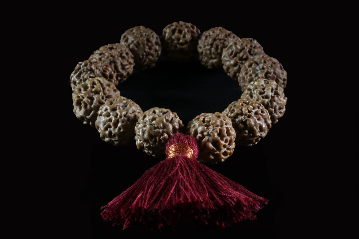 Bracelet rudraksha pompon rouge